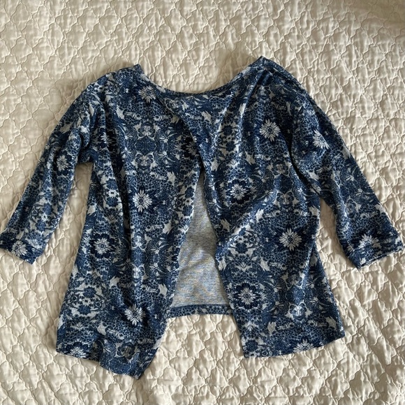 blue floral quarter sleeve open back top🌟 - Picture 4 of 9